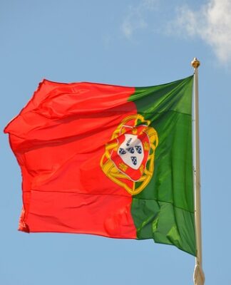 Ile się leci do Portugalii z Krakowa?